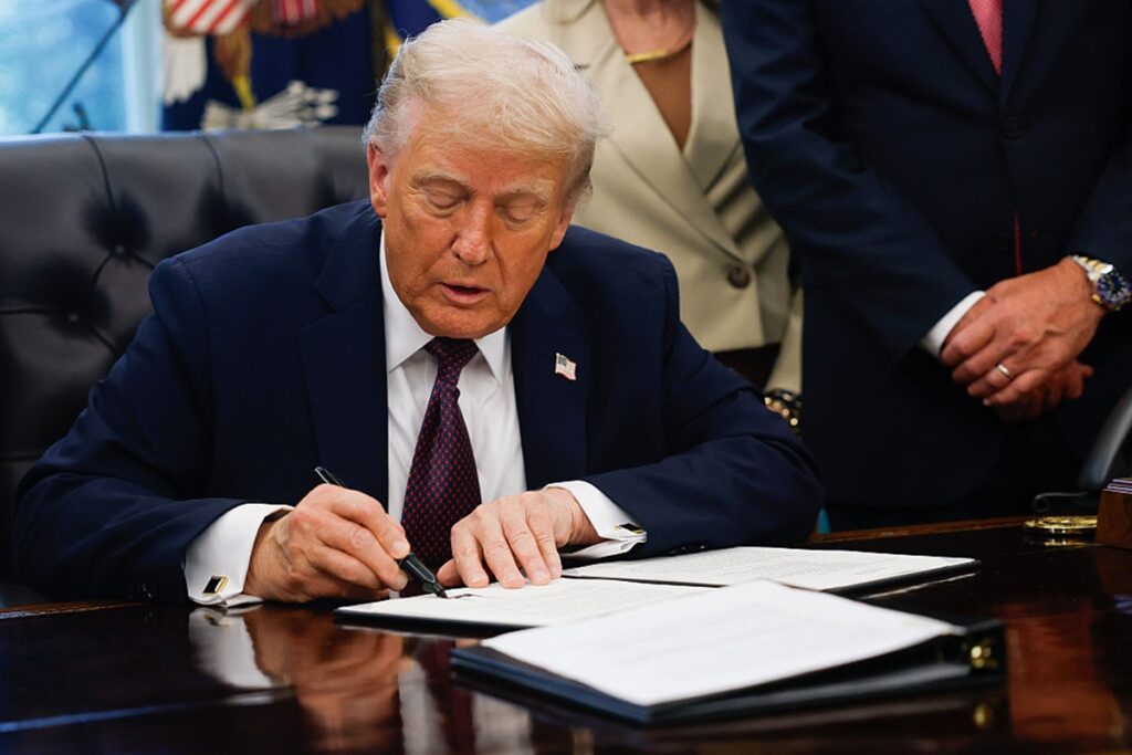 Trump anuncia tarifa adicional de 100% contra a China