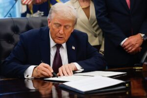 Trump anuncia tarifa adicional de 100% contra a China