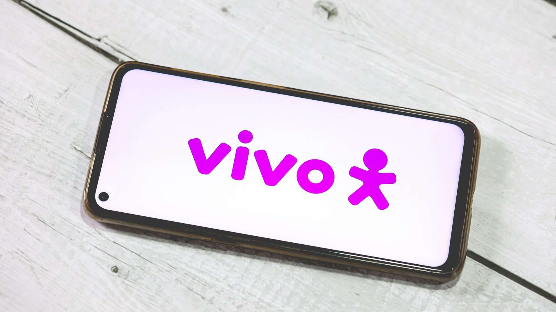 Logo da Vivo, na horizontal, em um smartphone