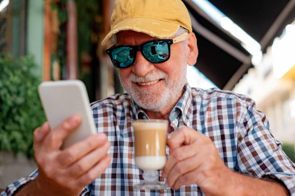 idoso com boné e óculos