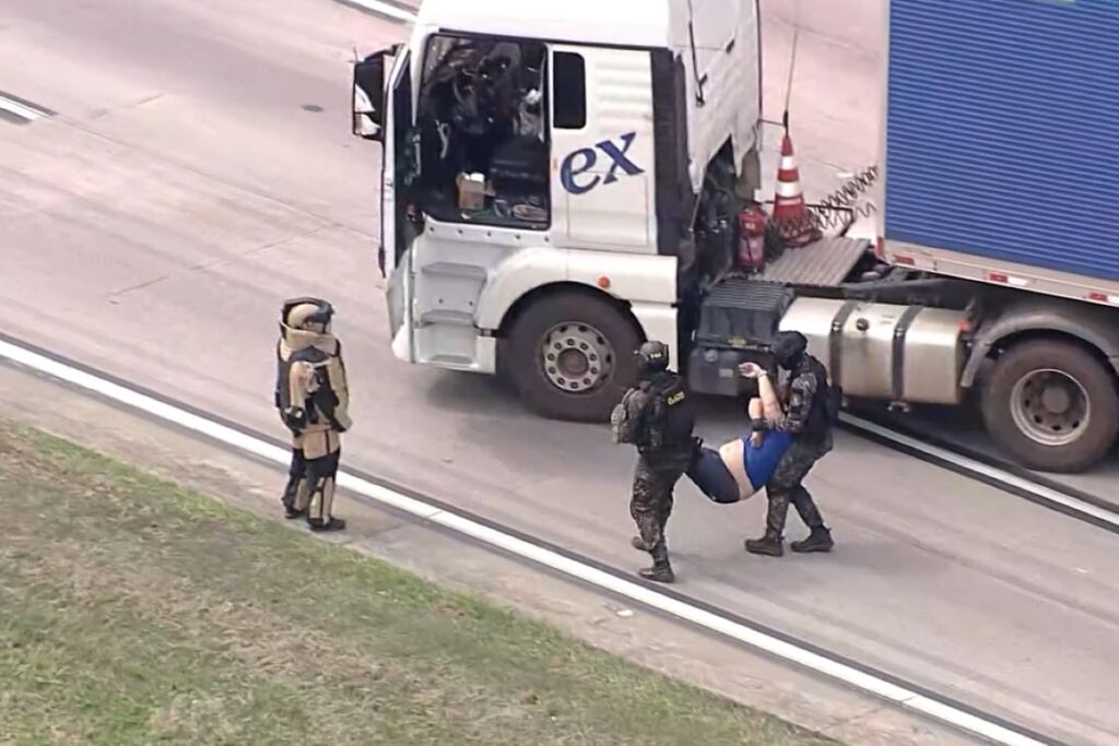 Motorista de caminhão desmaia ao ser resgatado pelo Gate no Rodoanel