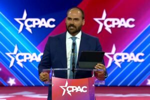 STF: Moraes vota para tornar Eduardo Bolsonaro réu por crime de coação