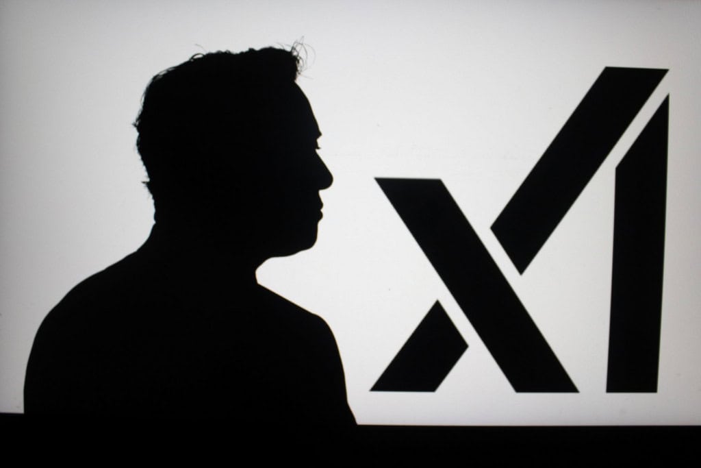 Silhueta de Elon Musk ao lado do logo da xAI