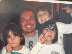 Seis anos após a morte de Gugu, filho resgata fotos antigas com o apresentador