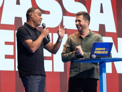 O ex-jogador, pentacampeão mundial e comentarista Denílson no programa de estreia do 