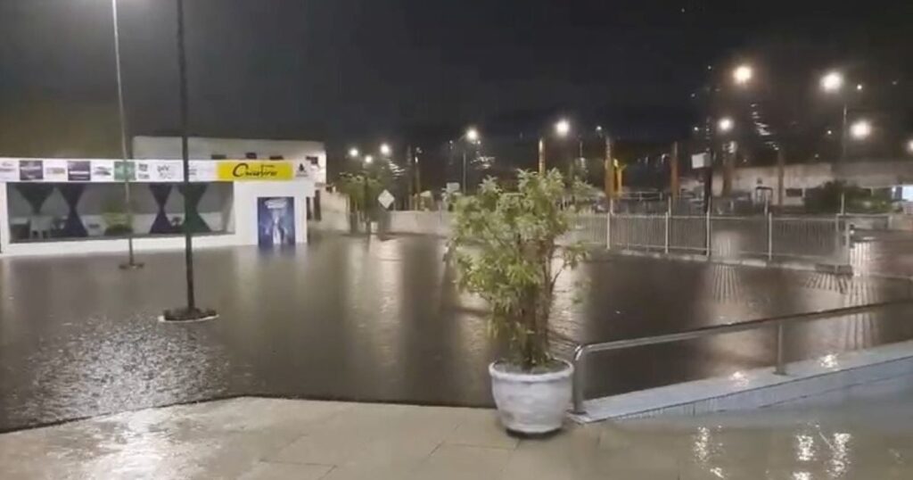 Chuvas fortes alagam entorno de igreja em Feira de Santana e expõem falhas de drenagem