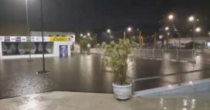 Chuvas fortes alagam entorno de igreja em Feira de Santana e expõem falhas de drenagem