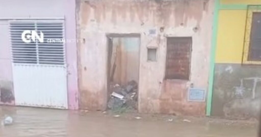 Chuvas voltam a cair em região de Irecê; ruas ficam alagadas e previsão indica mais precipitações