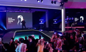 Com festa e robô dançarino, Elon Musk celebra aprovação de pacote de US$ 1 trilhão na Tesla; ASSISTA!