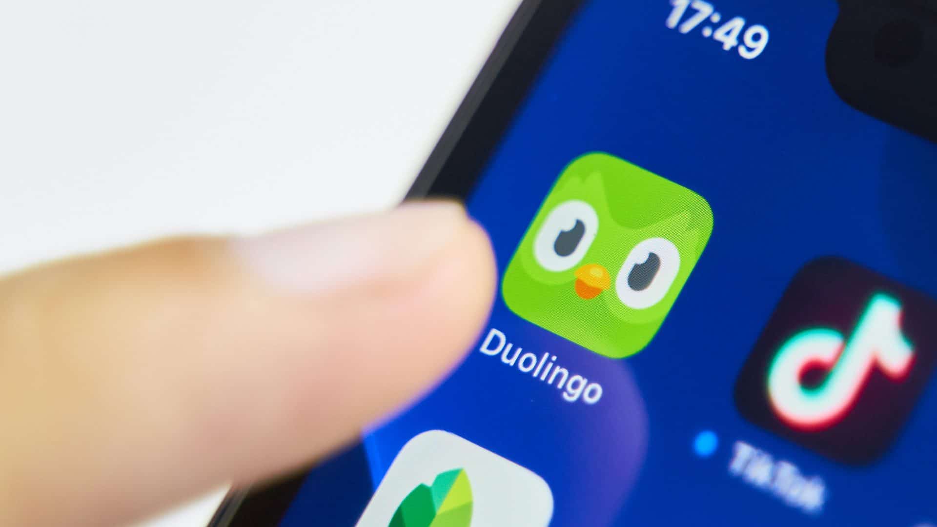 Logo do Duolingo na tela de um smartphone