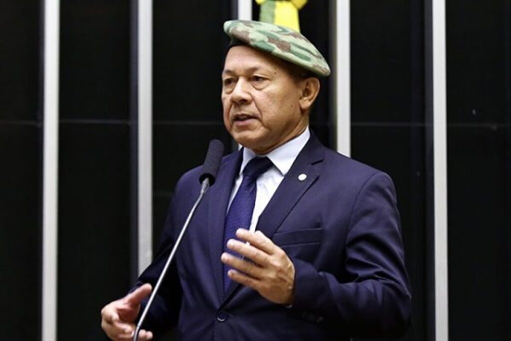 Deputado do PL emprega companheira, cunhada