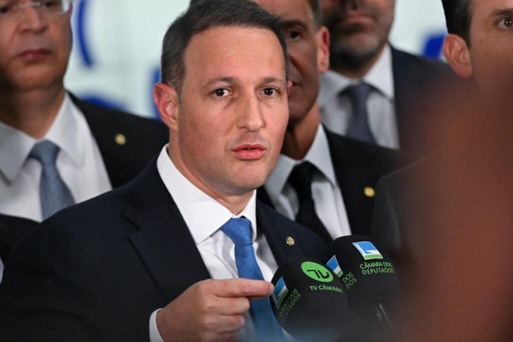 Derrite desiste de mudar Lei Antiterrorismo e PL Antifacção avança