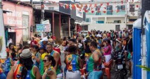 Fãs de Bell Marques criam festa de rua e transformam comunidades de Salvador em ‘Carnaval fora de época’ com caminhadas
