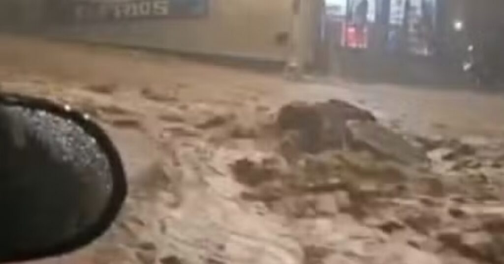 Fortes chuvas alagam ruas e invadem casas em Araci; Bahia segue sob alerta de precipitações