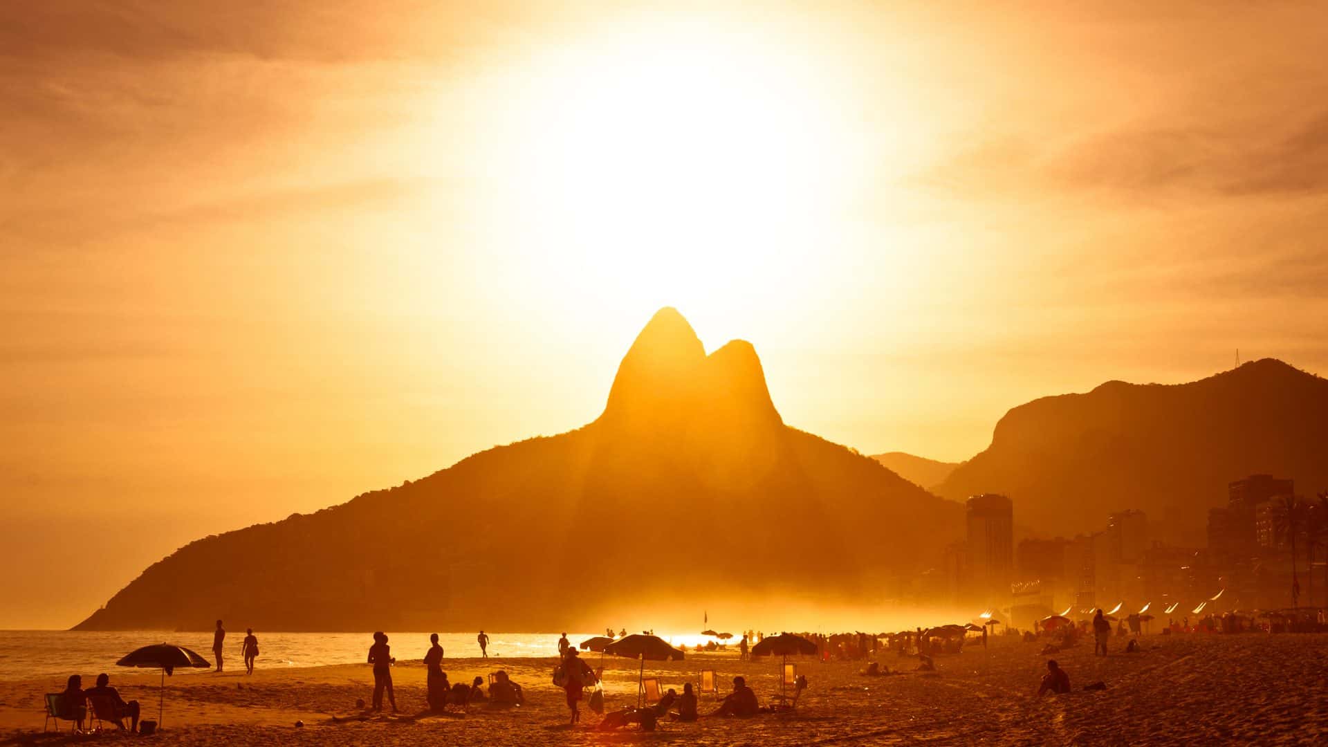 Sol forte fazendo sombra no morro do Corcovado, no Rio de Janeiro (RJ)