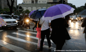 Inmet emite alerta de perigo por chuvas e vendavais em dez estados; saiba quais