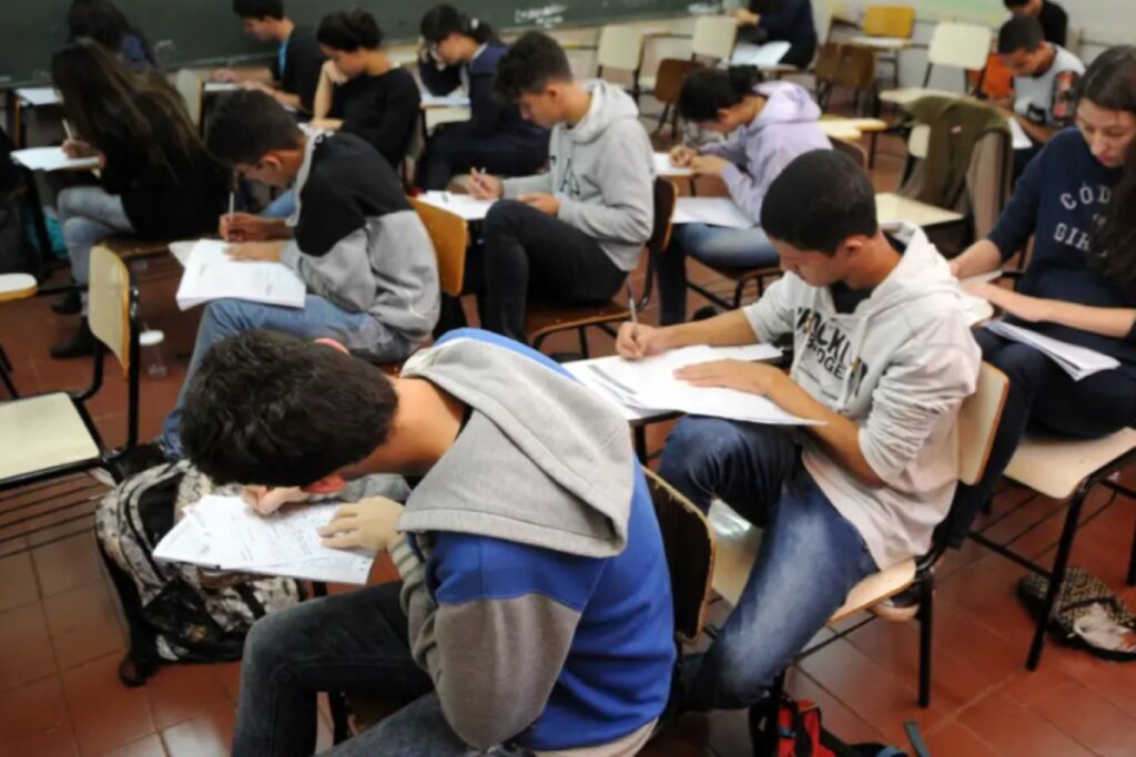 Mais de 4,8 milhões de estudantes fazem o Enem neste domingo