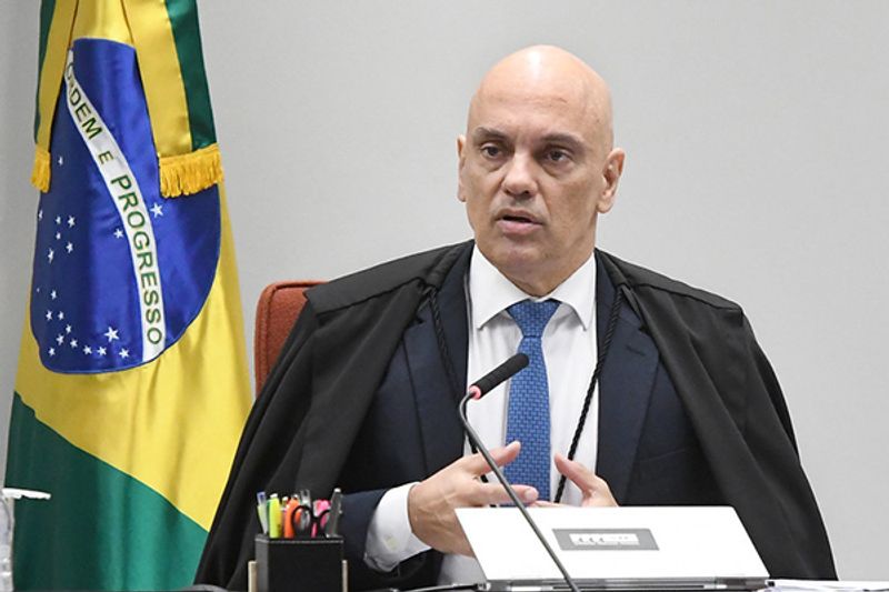 Moraes cita risco de Bolsonaro fugir para embaixada dos EUA e violação de tornozeleira na madrugada