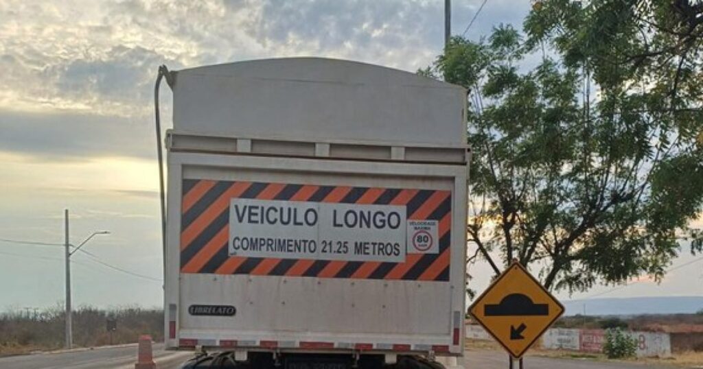 Motorista é autuado por documento irregular durante fiscalização da PRF na BR-242 em Ibotirama