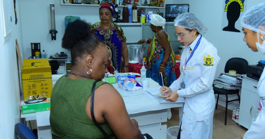 Prefeitura realiza feira de saúde com serviços médicos e odontológicos, testagens e vacinação no Centro de Salvador - Entrevista - Saúde