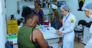 Prefeitura realiza feira de saúde com serviços médicos e odontológicos, testagens e vacinação no Centro de Salvador - Entrevista - Saúde