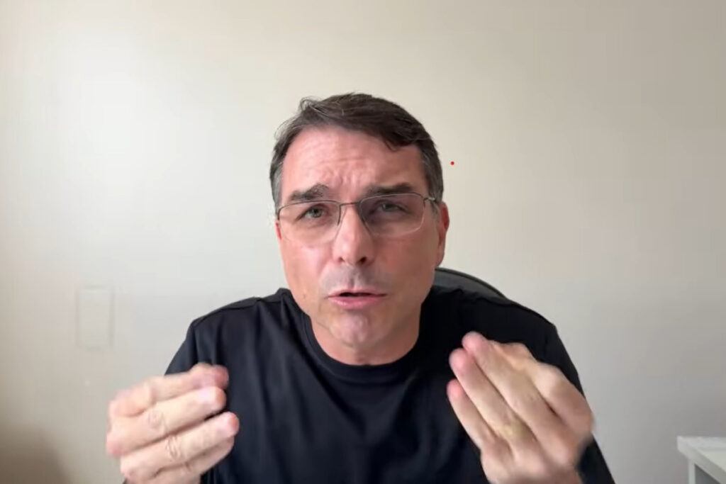 "Se meu pai morrer lá dentro, a culpa é sua", diz Flávio a Moraes