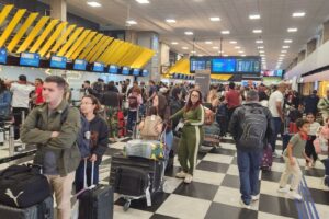 Aeroportos de SP têm novos voos cancelados por conta de vendaval