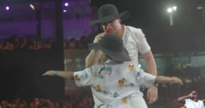 VÍDEO: Natanzinho Lima anima o público com remelexo e interação com criança no Festival Virada