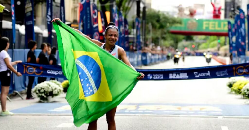 Baiana Núbia Oliveira repete feito de 2024 e conquista terceiro lugar na 100ª edição da São Silvestre