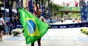 Baiana Núbia Oliveira repete feito de 2024 e conquista terceiro lugar na 100ª edição da São Silvestre