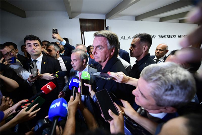 Bolsonaro é encaminhado ao centro cirúrgico para novo procedimento para amenizar soluços