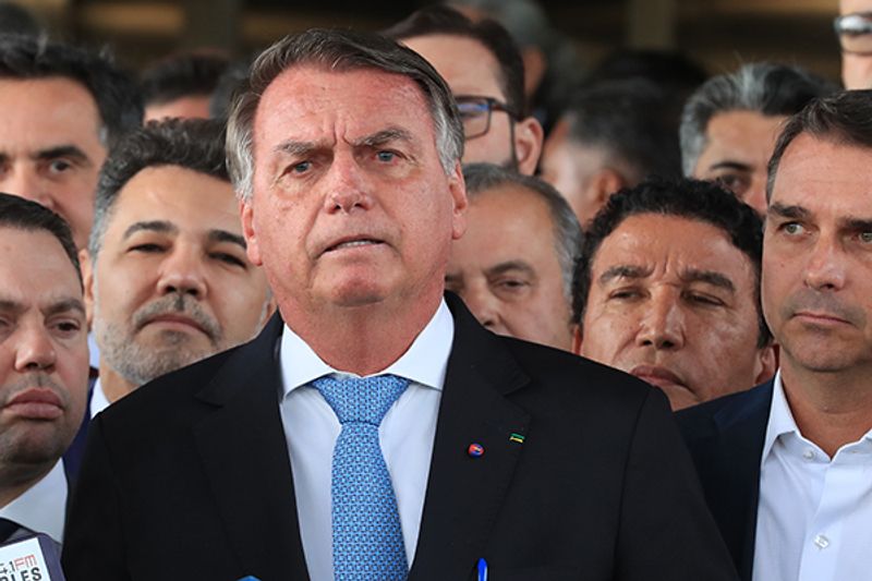 Bolsonaro passou bem por cirurgia, e novo procedimento contra soluços será avaliado, dizem médicos