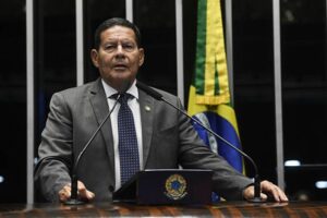 "Bolsonaro pode morrer de um dia para o outro", diz Mourão