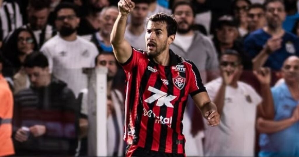 Cáceres anuncia saída do Vitória após vitória contra o São Paulo; saiba novo clube