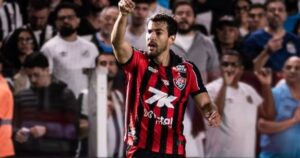 Cáceres anuncia saída do Vitória após vitória contra o São Paulo; saiba novo clube