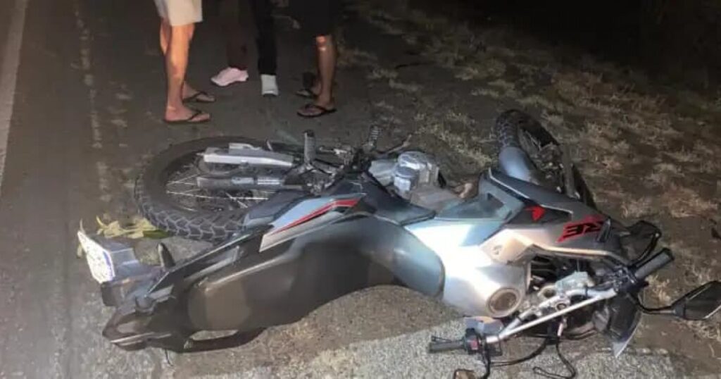 Casal morre após moto perder o controle e cair sob caminhão na BR-324