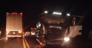 Colisão frontal entre carro e caminhão interdita trecho da BR-116 no Sudoeste da Bahia