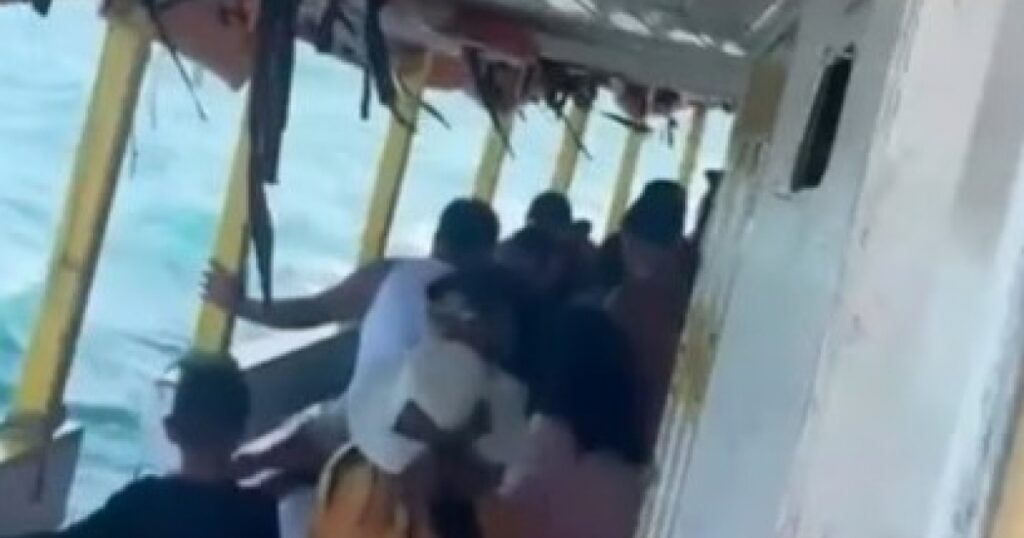 Confraternização em barco com vereadores termina em confusão no litoral da Bahia