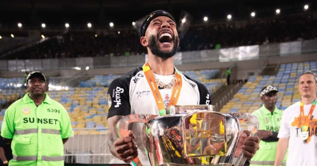 Depay dispara contra dirigentes do Corinthians após título da Copa do Brasil: "Deixem esse clube em paz"