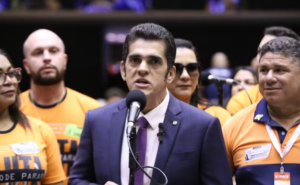 Deputado federal joga celular pela janela ao ser alvo de operação da PF por corrupção e lavagem de dinheiro no Pará