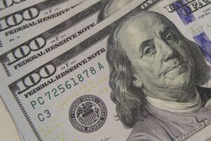 Dólar perde força ante real e pares emergentes por corte do Fed, carry trade e varejo