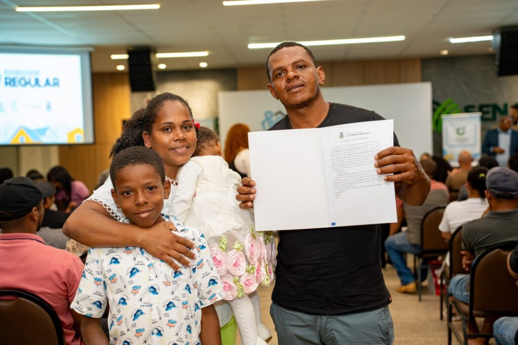 Entrega de títulos garante segurança jurídica a 200 famílias pelo Programa Meu Imóvel Regular