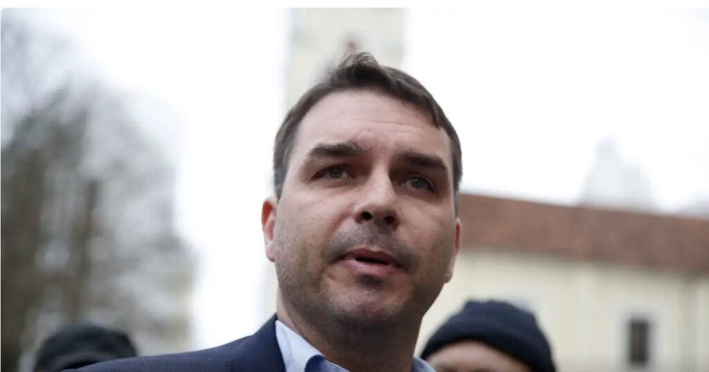 Flávio Bolsonaro diz agora que candidatura é irreversível e que sobrenome é vantagem sobre Tarcísio