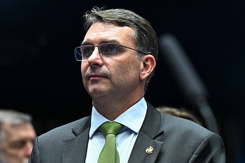 Flávio levou a Bolsonaro carta de apoio de Eduardo e ouviu do pai que sua candidatura 'já deu certo'