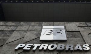 Funcionários da Petrobras entram em greve por tempo indeterminado