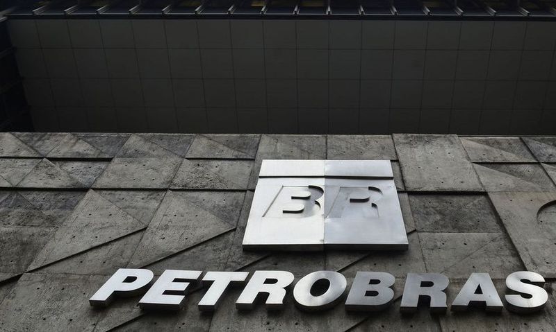Funcionários da Petrobras entram em greve por tempo indeterminado