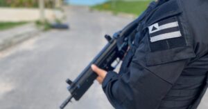 Homem é preso após 3 anos de perseguição e ataques racistas contra ex-companheira em Tucano