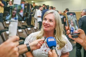 Ivana Bastos confirma arquivamento de candidatura de Luciano Araújo ao TCE e elogia deputado: "saiu grande do episódio"