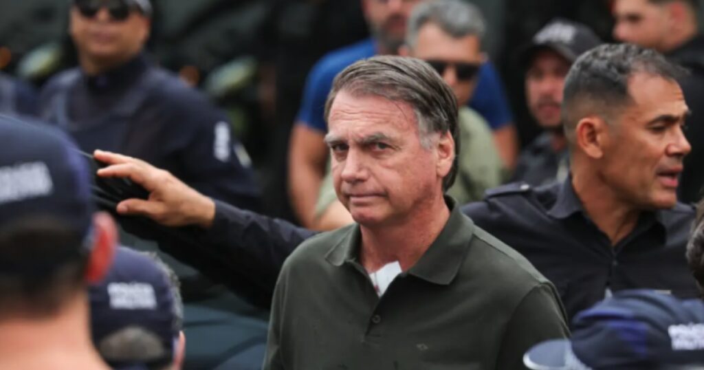 Jair Bolsonaro deixa sede da Polícia Federal e segue para internação antes de cirurgia em Brasília