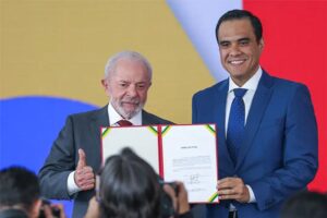 Lula dá posse a novo ministro do Turismo em aceno a ala do centrão e com Motta presente